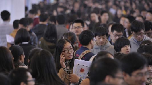 中國就業形勢有多嚴峻看看官方數據如何?大學生就業現狀和特點