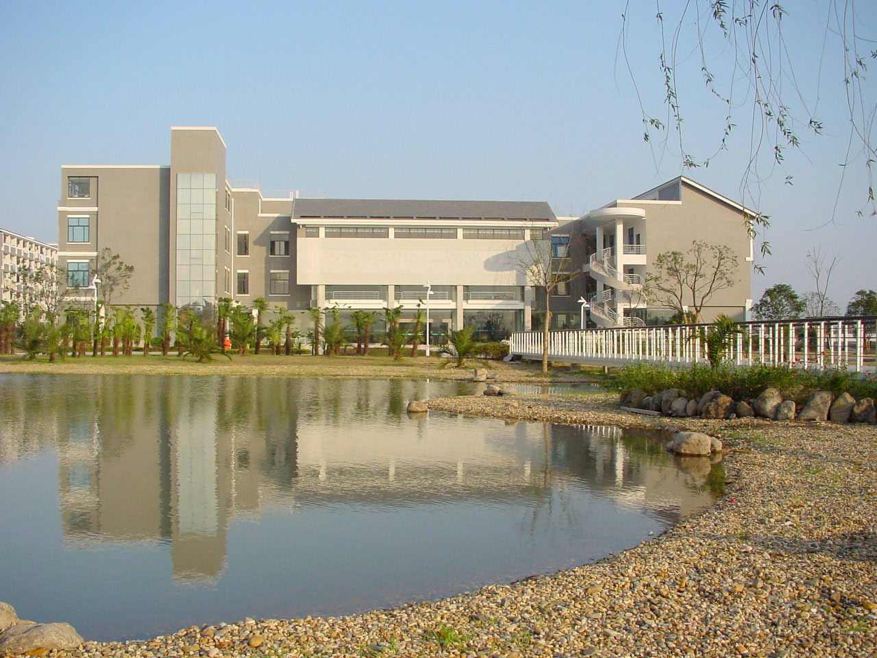 浙江經(jīng)貿職業(yè)技術學院怎么樣可以專升本嗎?學院地址在哪學費多少?