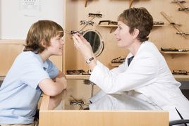 驗(yàn)光師是什么職業(yè)?就業(yè)前景好嗎?驗(yàn)光師工資一般多少?